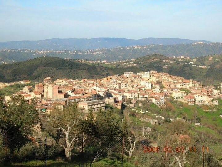Vue panoramique d’Aït Mesbah dans les reliefs de Kabylie