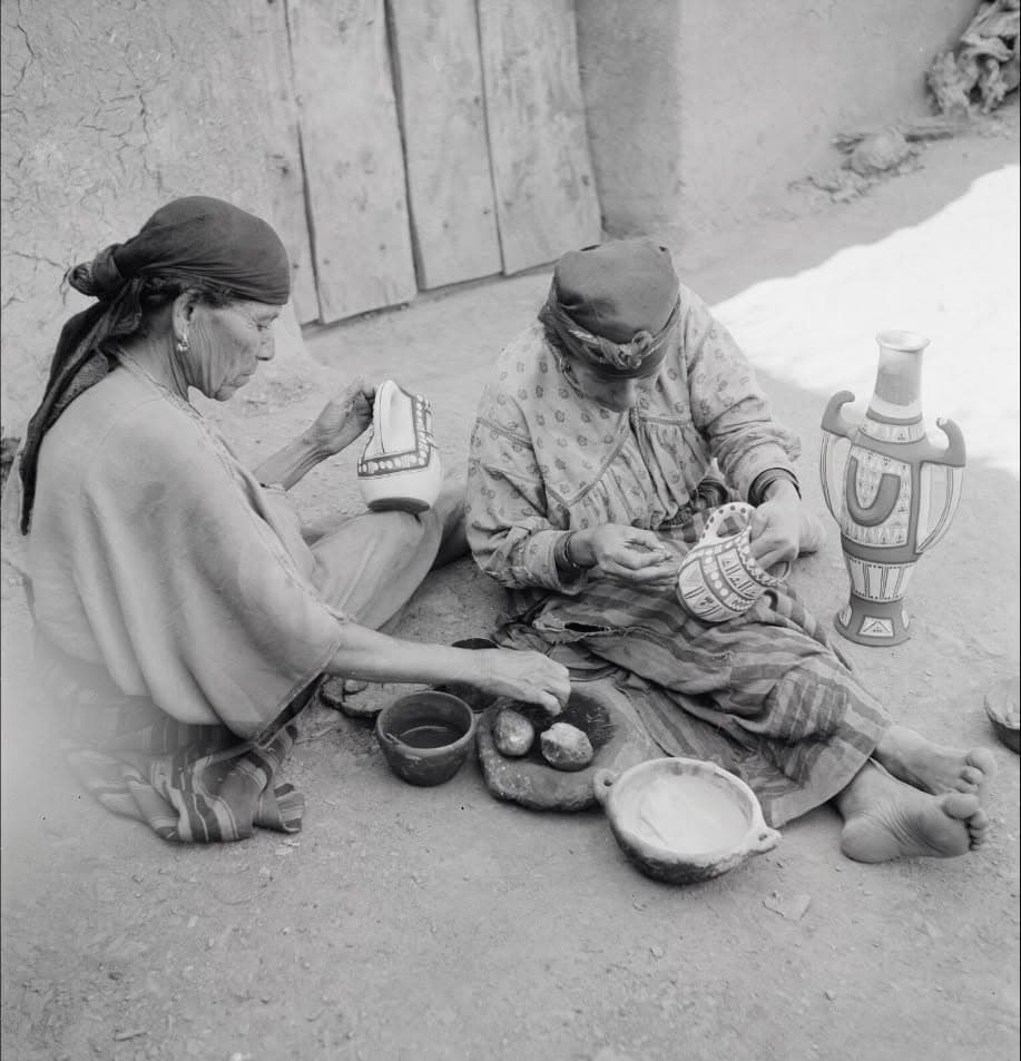 Deux artisanes au travail