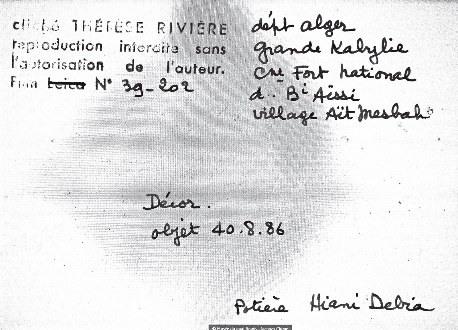 Capture du verso annoté : tampon Thérèse Rivière, Aït Mesbah, Décor, objet 40.8.86, Hiani Debia et film 39-202