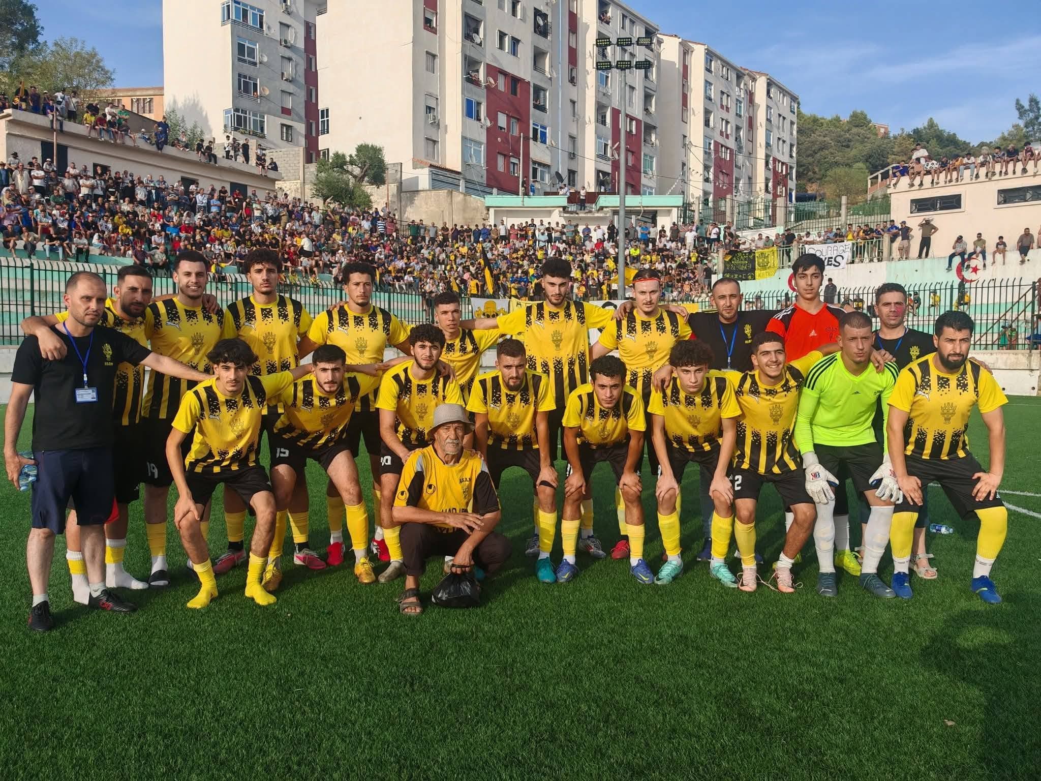 L’équipe de l’ASAM, finaliste en 2026, entourée de son encadrement et de ses supporters